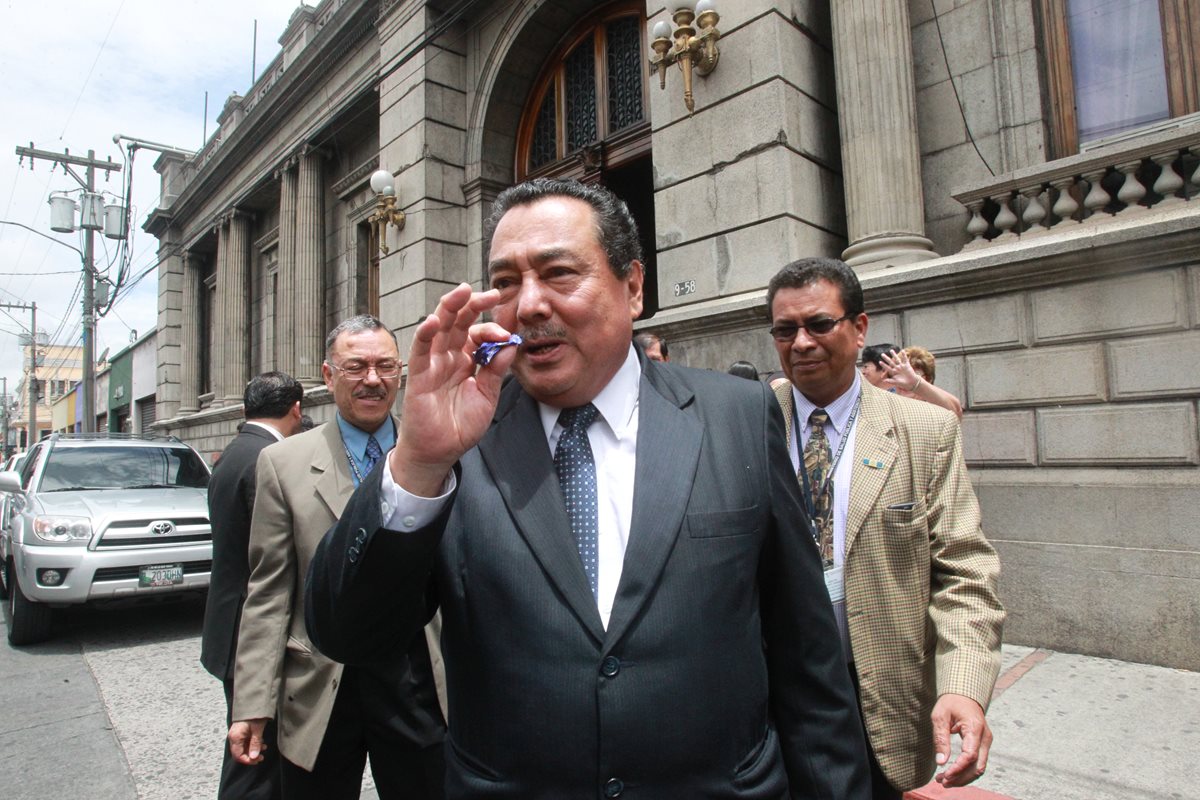El ministro de Salud, Alfonso Cabrera, sale de una citación en el Congreso. (Foto Prensa Libre: Hemeroteca PL).