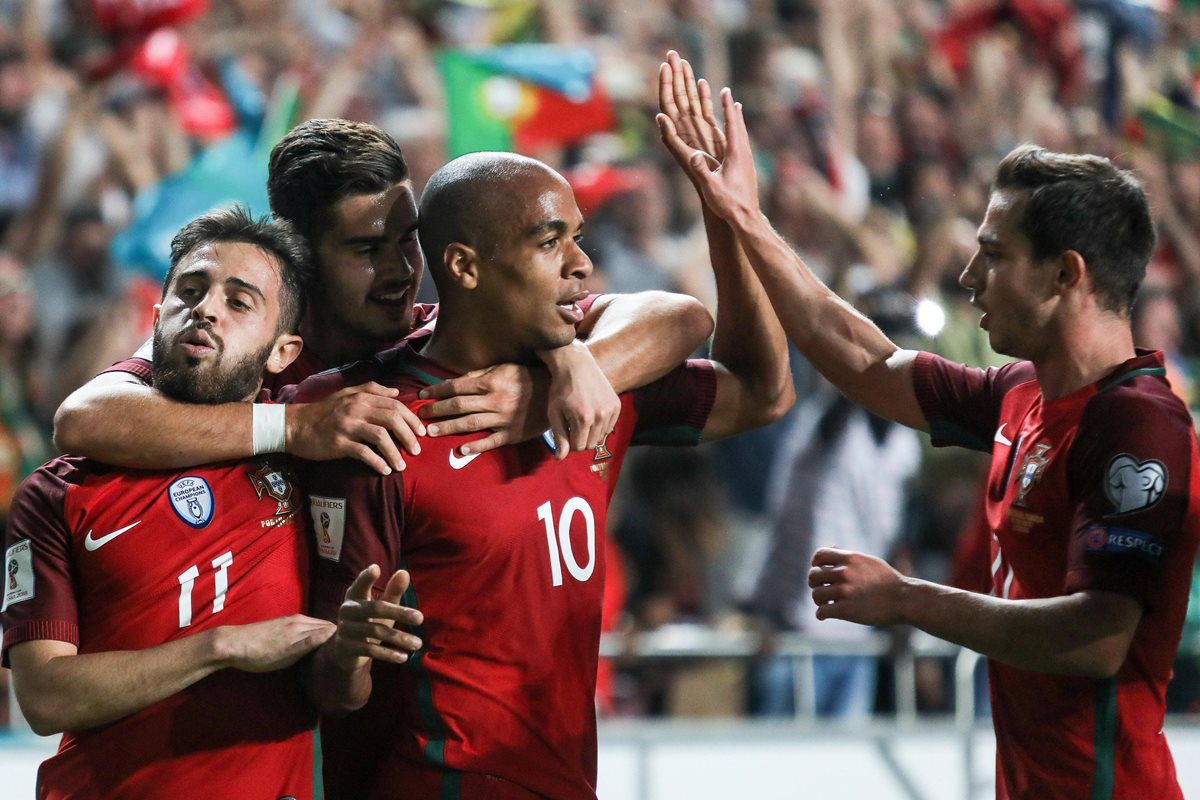 Joao Mario (c) de Portugal celebra con sus compañeros tras marcar contra Suiza. (Foto Prensa Libre: EFE).