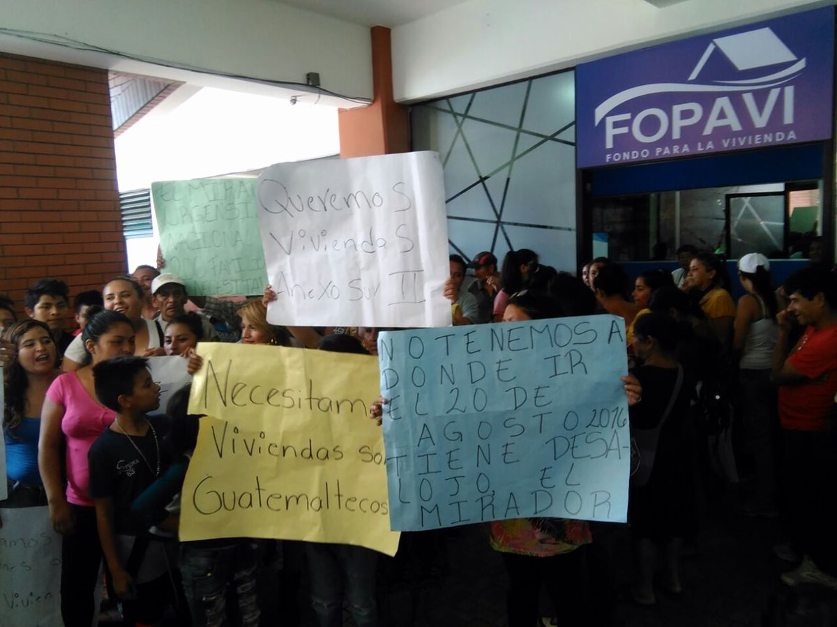 El grupo de inconformes protesta en las oficinas del Fopavi, en la zona 12. (Foto Prensa Libre: Estuardo Paredes)