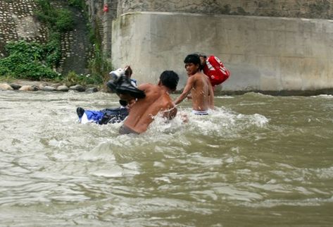 Migrantes intentan cruzar el río Suchiate. (Foto Prensa Libre: María de Jesús Peters)