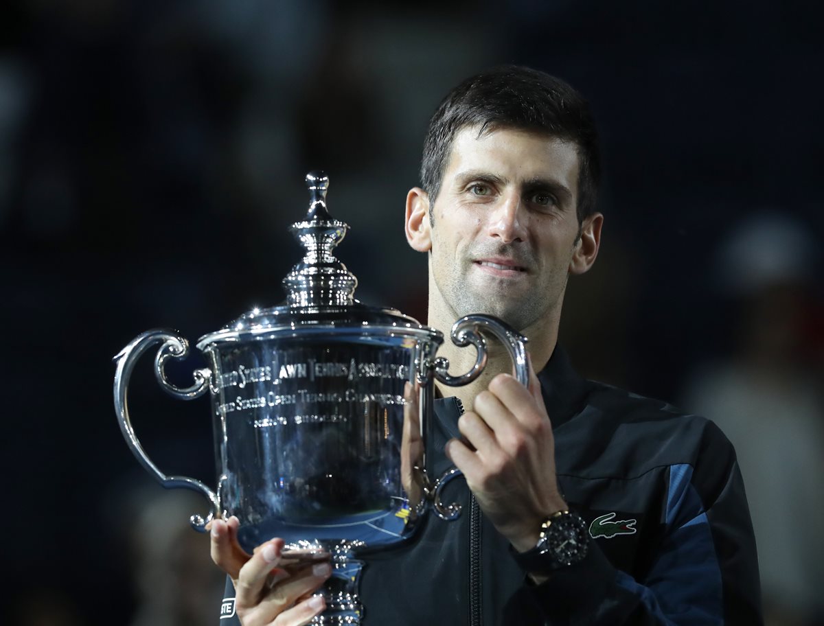 Novak Djokovic sostiene el trofeo que lo acredita como ganador del US Open 2018. (Foto Prensa Llibre: AFP)
