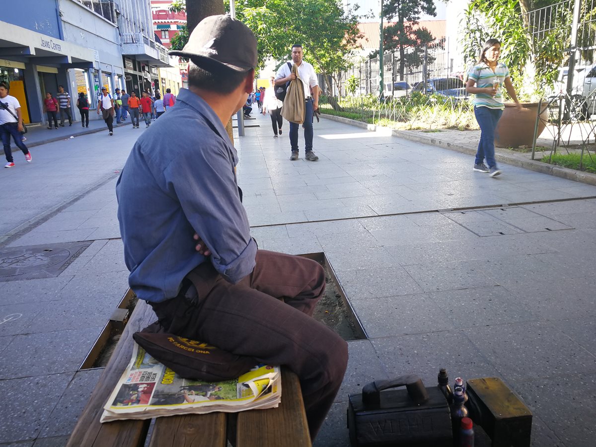 Los lustradores de zapatos deben cumplir con al menos 25 lustres al día para ganar unos Q75.(Foto Prensa Libre: José Patzán)