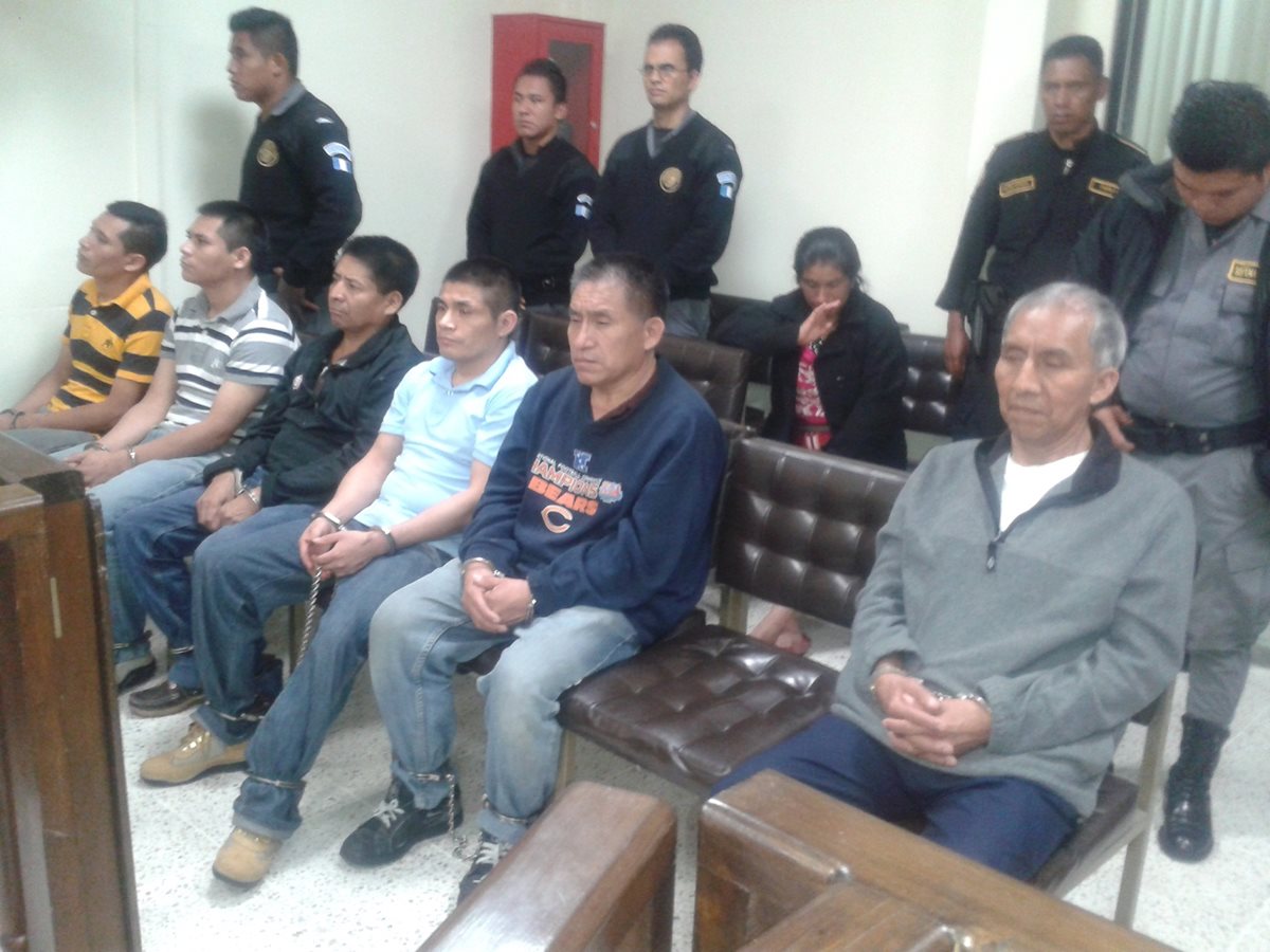 Secuestradores escuchan condenas impuestas por un juzgado en Santa Cruz del Quiché. (Foto Prensa Libre: Óscar Figueroa)