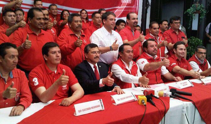 Líder presenta a sus candidatos a alcalde. (Foto Prensa Libre: Cortesía)