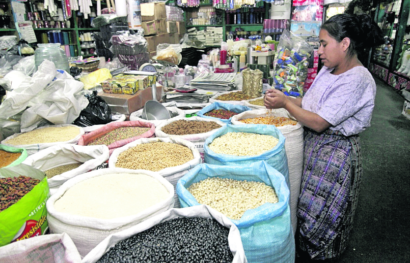 El costo para adquirir los productos básicos alimentarios tuvo un significativo aumento. (Foto Prensa Libre: Álvaro Interiano)