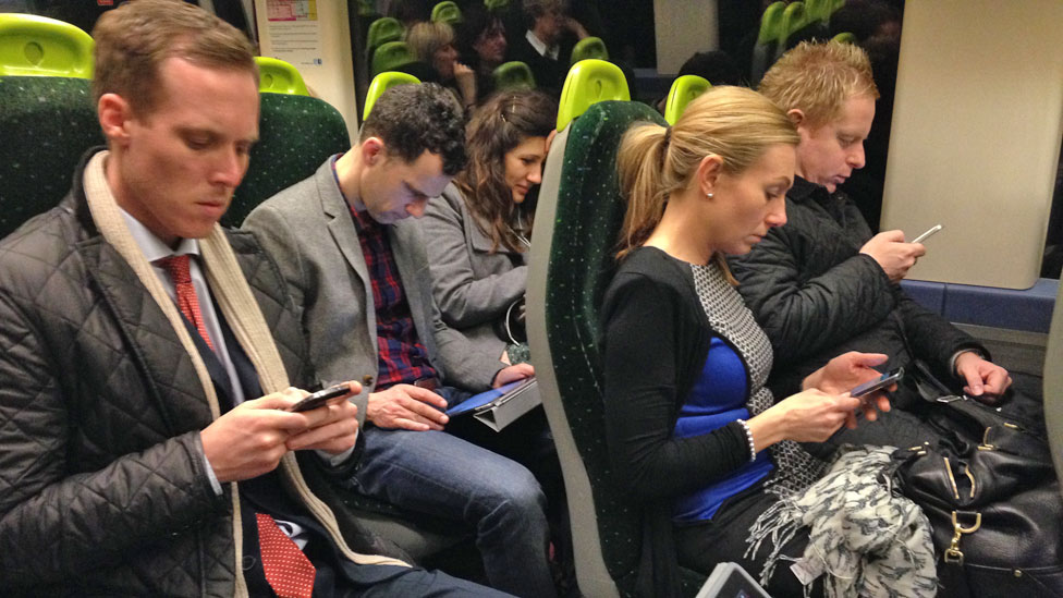 La instalación de internet en algunos trenes de Reino Unido ha hecho que las personas aprovechen el viaje a su oficina para enviar correos de trabajo. (Foto Prensa Libre:GETTY IMAGES)