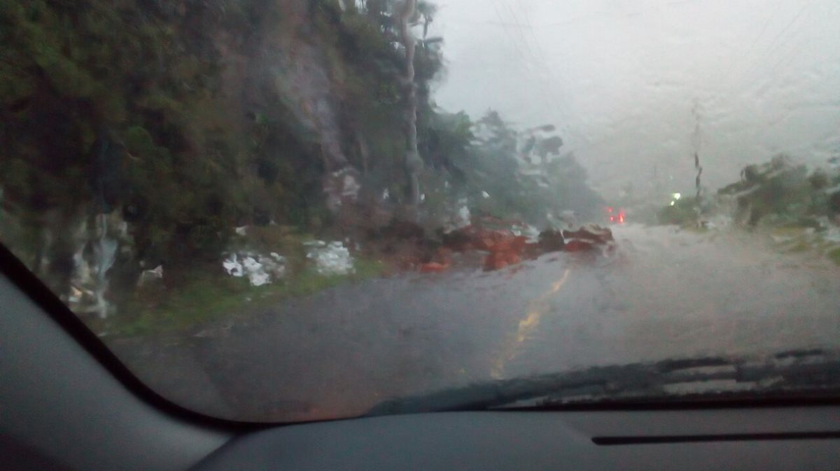 Se reportan varios derrumbes en varios puntos de la carretera entre Reu Y xela. (Foto Prensa Libre: Carlos Ventura)