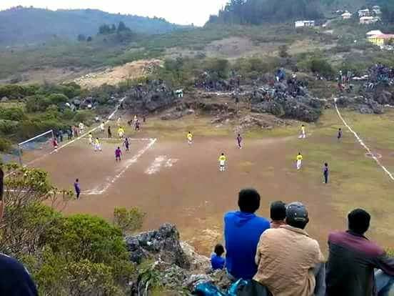 La fotografía muestra una cancha de futbol que entre rocas y piedras se practica el deporte en la aldea Chibalazún, San Mateo Ixtatán, Huehuetenango. (Foto Prensa Libre: internet)
