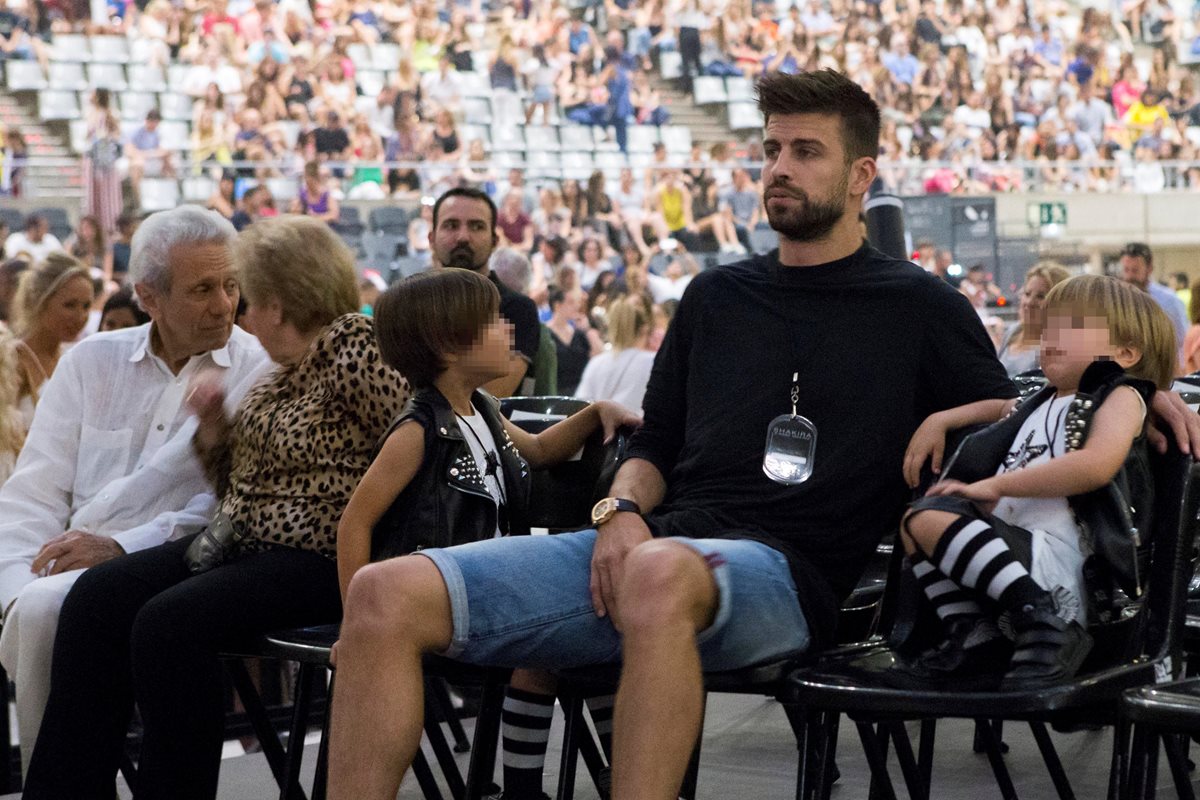 Gerard Piqué asistió con su familia al concierto de Shakira, celebrado la noche del viernes pasado en el Palau Sant Jordi de Barcelona (Foto Prensa Libre: EFE).
