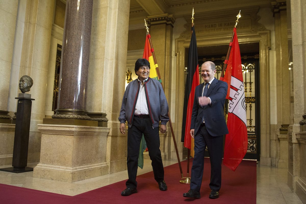 El presidente boliviano Evo Morales (izq), se reúne con el alcalde de Hamburgo, Olaf Scholz (der). Mientras Morales estaba de gira en Alemania, el Congreso de Bolivia aprobó la ley del referendo.(Foto Prensa Libre: EFE).