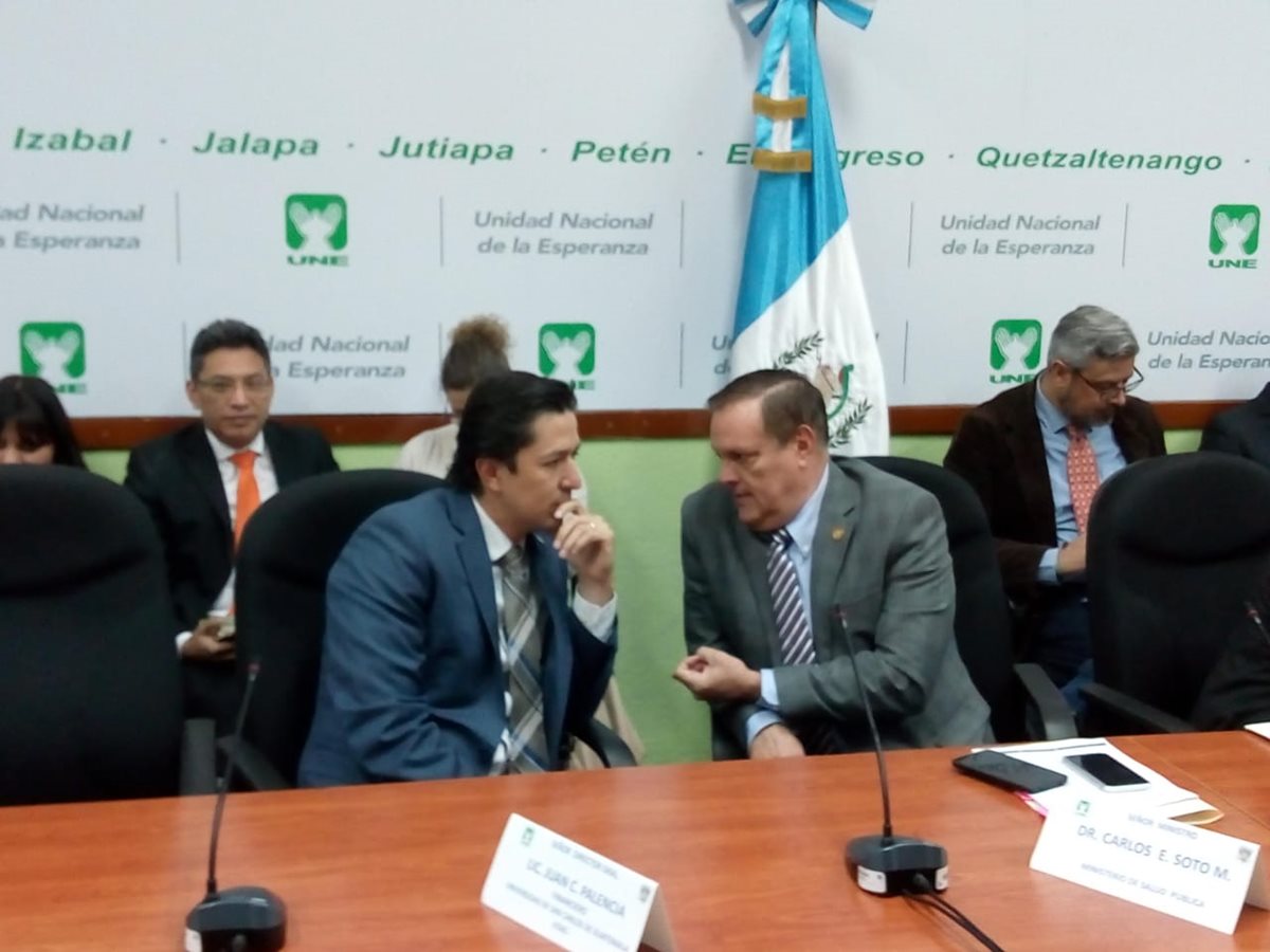 El ministro de Salud, Carlos Soto (d), fue cuestionado por la bancada UNE por el aumento salarial que acordó con los salubristas, pues lo consideran ilegal. El ministro de Finanzas, Víctor Martínez (i), señaló que dicho incremento tiene que ser analizado por su cartera. (Foto Prensa Libre: Óscar Rivas)