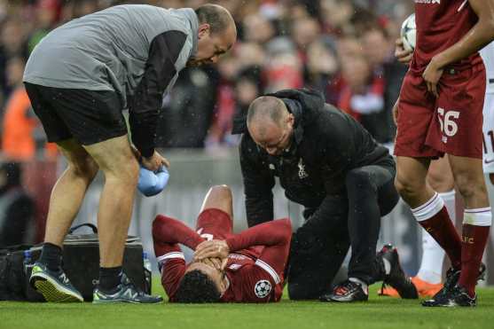 Alex Oxlade-Chamberlain (c) del Liverpool recibe asistencia médica durante el partido de ida de semifinales de la Liga de Campeones. (Foto Prensa Libre: EFE)
