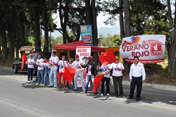 El diputado Natán Rodas -último de la derecha- junto a seguidores promociona al partido Líder en la ruta entre La Esperanza y Quetzaltenango. (Foto Prensa Libre: Alejandra Martínez) 