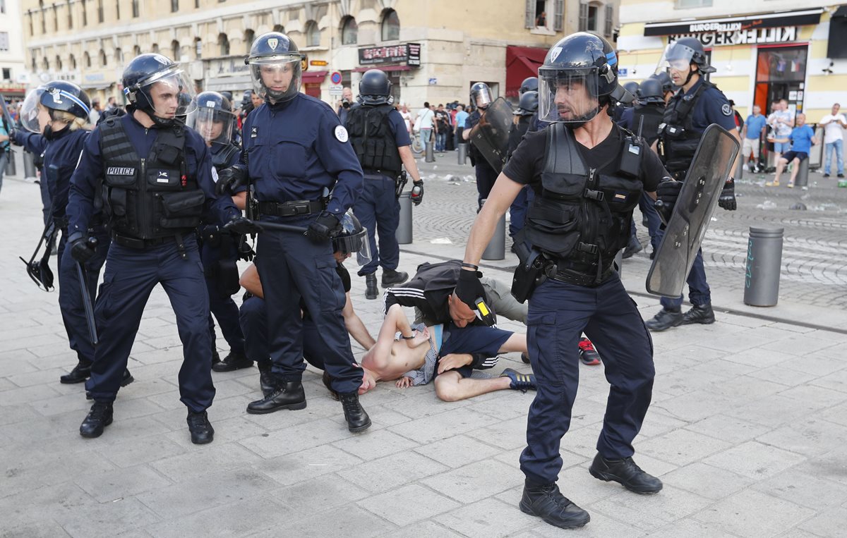 La policía de Marsella tuvo una intensa batalla contra los revoltosos. (Foto Prensa Libre: AP)