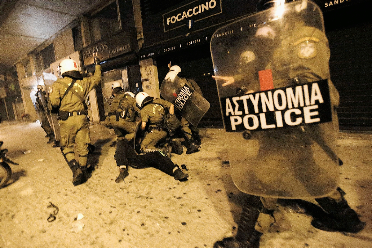 Agentes de policía detienen a un manifestante durante una protesta este miércoles en Atenas. (Foto Prensa Libre: AFP).