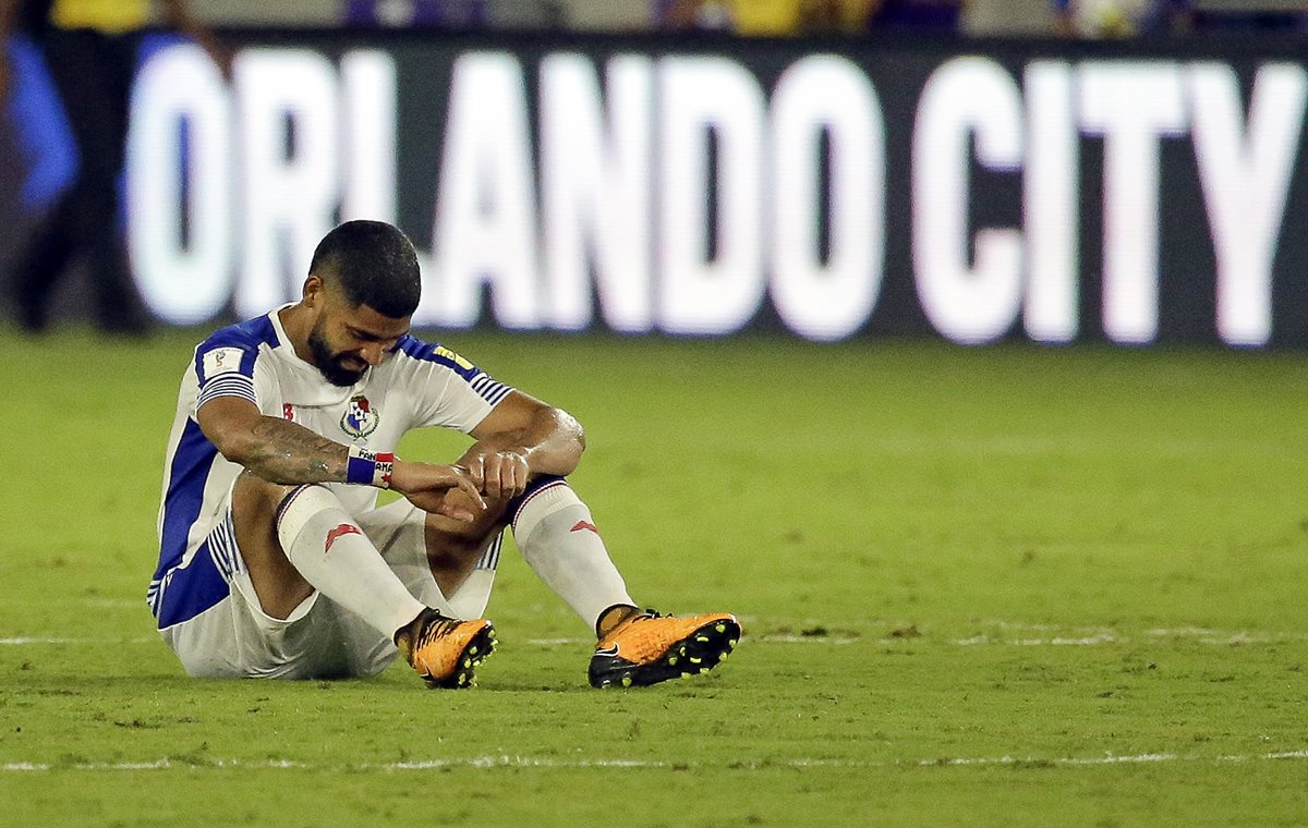 Gabriel Gómez, de Panamá, muestra su tristeza por la derrota.