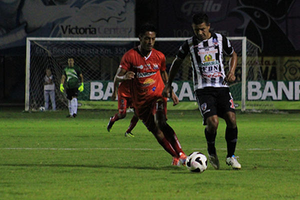 Acción del juego de ida de los cuartos de final del Clausura 2014 entre Halcones y Heredia. (Foto Prensa Libre: Mike Castillo)