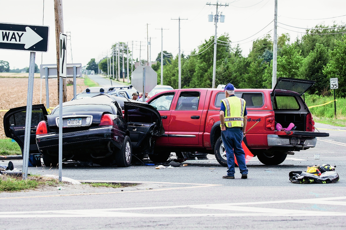 El conductor de la limusina trataba de hacer un giro en U en una intersección en la Ruta 48 en Cutchogue cuando la furgoneta embistió la limusina en un costado. (Foto Prensa Libre: AP).