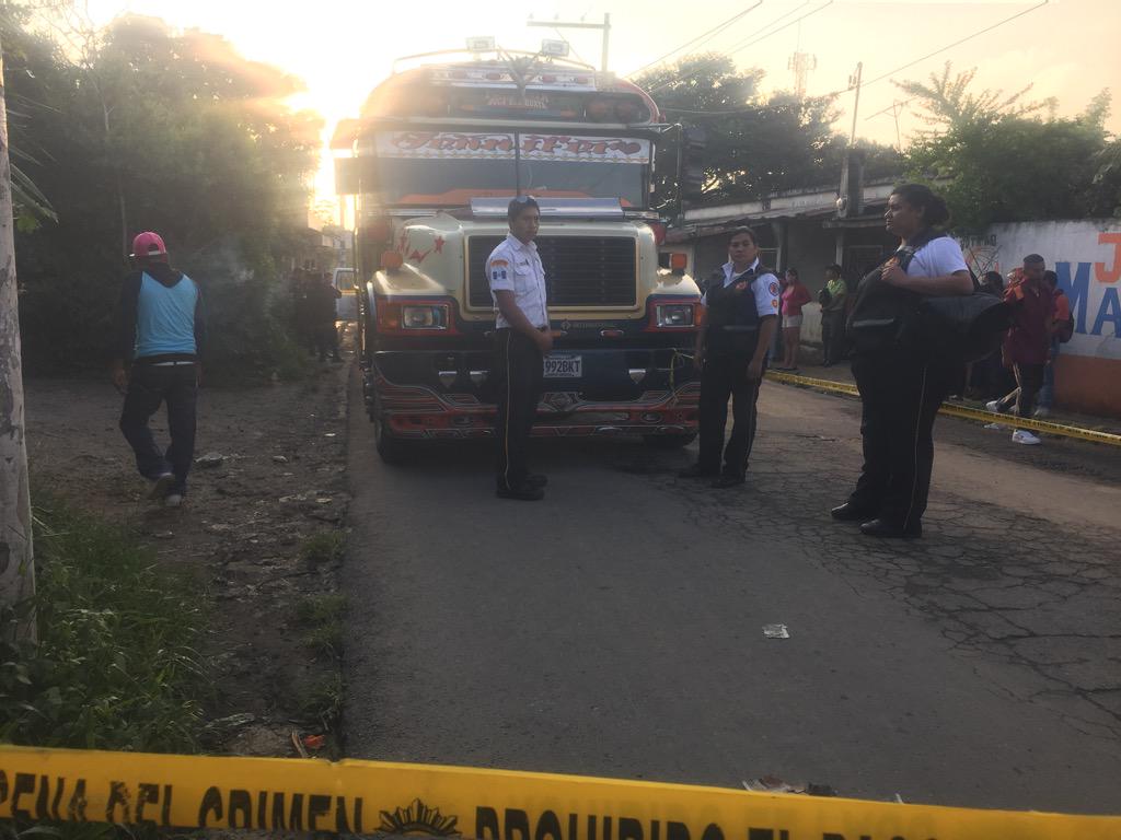 La Policía resguarda la escena y protege la evidencia con la que el MP iniciará la investigación. (Foto Prensa Libre: CVB)