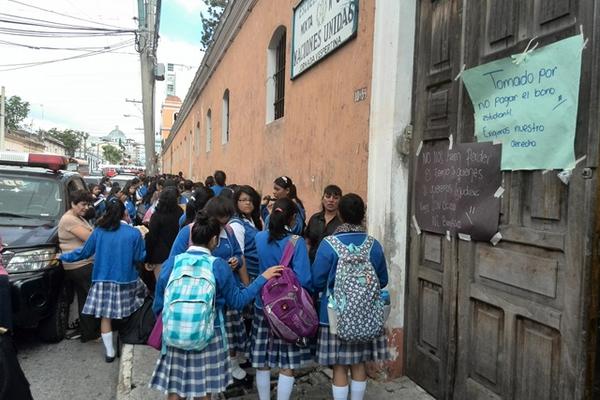 Estudiantes ocupan Instituto Belén para exigir bono estudiantil. (Foto Prensa Libre: Óscar Rivas)