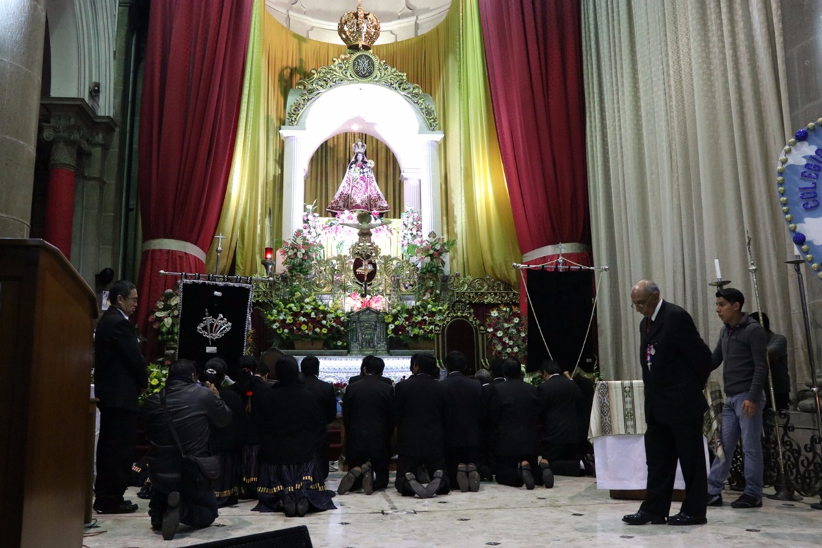 Fieles católicos se arrodillan frente a la Virgen del Rosario. (Foto Prensa Libre: María José Longo)