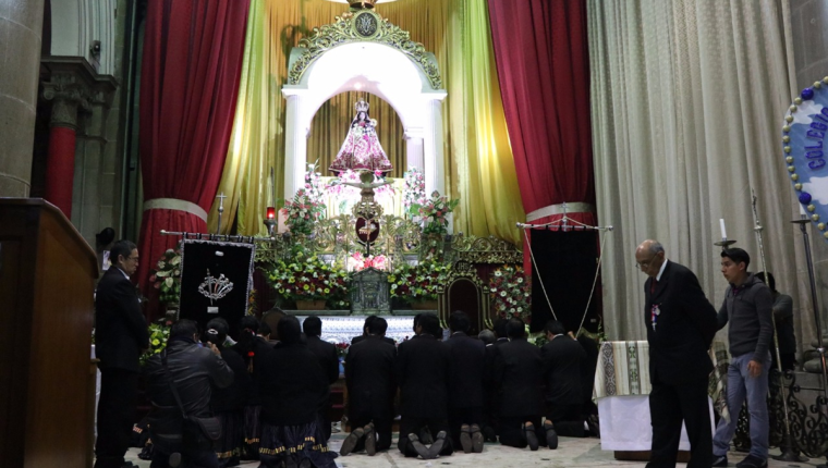 Fieles católicos se arrodillan frente a la Virgen del Rosario. (Foto Prensa Libre: María José Longo)