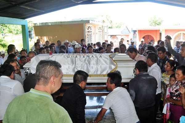 Los restos de Qaini Bonilla fueron sepultados ayer en Catarina, San Marcos. (Foto Prensa Libre: Alex Coyoy)
