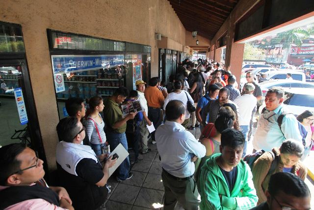 Largas filas de personas a la espera de ser atendidos para recibir un pasaporte. (Foto Prensa Libre: Érick Ávila)