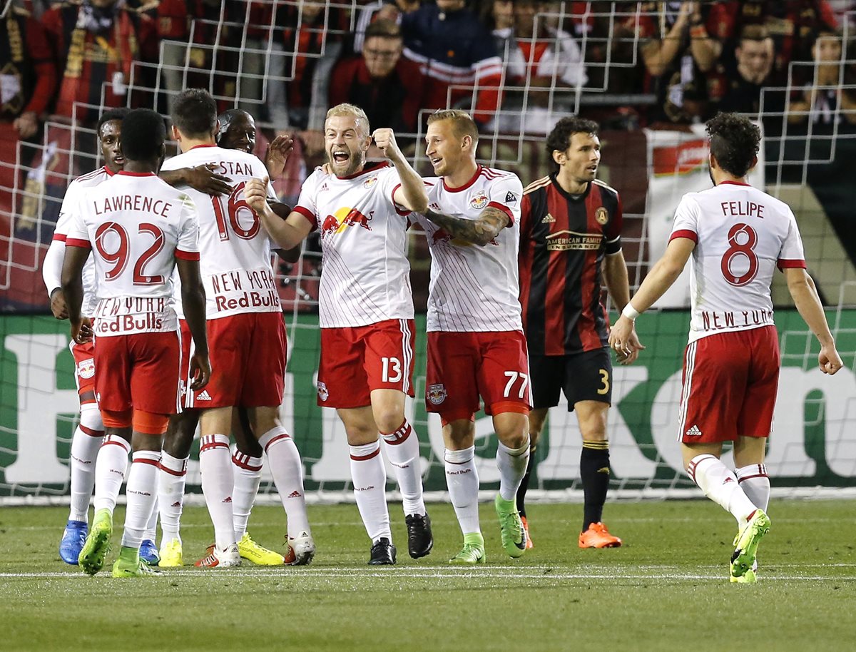 La alegría de los jugadores del New York Red Bulls luego de una de las anotaciones. (Foto Prensa Libre: AFP)