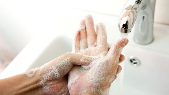 Lavarse las manos con agua y jabón común sigue siendo la mejor medida de prevención contra los gérmenes. 