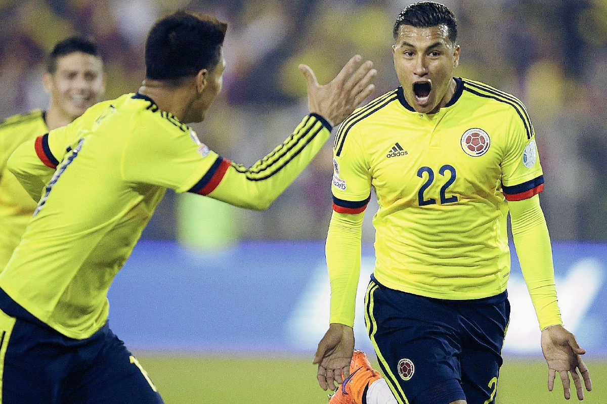 Jeison Murillo (d) fuel el autor del gol que le dio el triunfo a Colombia sobre Brasil. (Foto Prensa Libre: EFE).