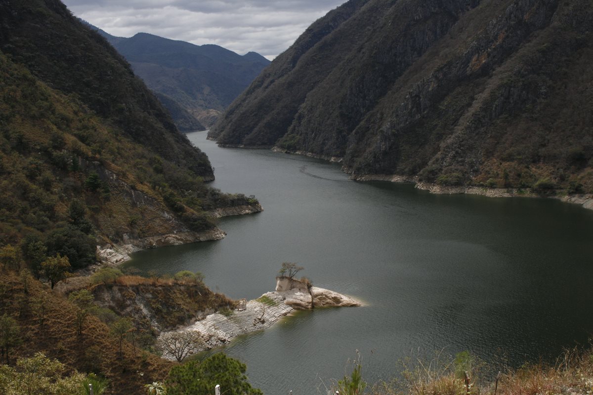 Parea la construcción del embalse de la hidroeléctrica Chixoy fue necesario desalojar a miles de pobladores que habitaban la zona. (Foto Prensa Libre: Hemeroteca PL)