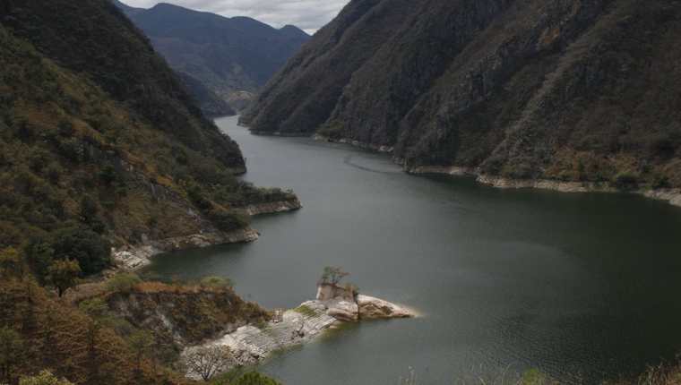 Parea la construcción del embalse de la hidroeléctrica Chixoy fue necesario desalojar a miles de pobladores que habitaban la zona. (Foto Prensa Libre: Hemeroteca PL)