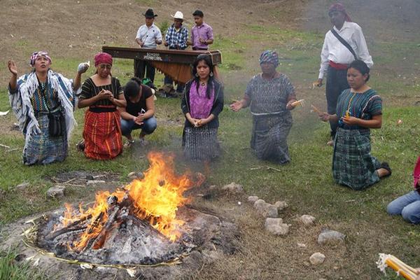 La ceremonia se llevó a cabo en el cementerio sagrado San Juan, en Rabinal. (Foto Prensa Libre: Carlos Grave)