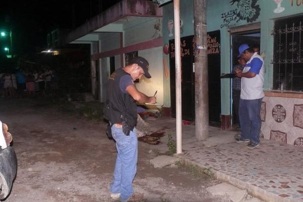 Dos albañiles fueron atacados por hombres abordo de una camionetilla en colonia El Mitch, Puerto Barrios, Izabal. (Foto Prensa Libre: Edwin Perdomo)<br _mce_bogus="1"/>
