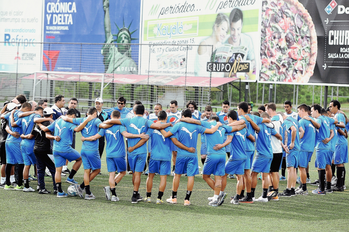 Jugadores de Comunicaciones se reunen en el centro de la cancha previo a iniciar el entrenamiento (Foto Prensa Libre:Francisco Sánchez)