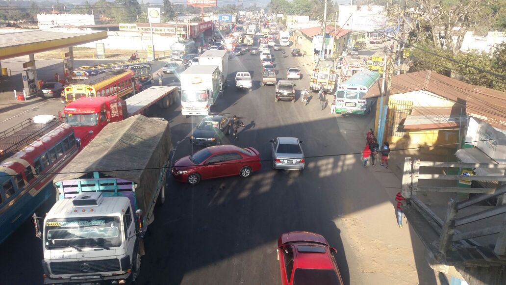 El bloqueo, organizado por importadores de vehículos, origina largas filas de vehículos en el ingreso y salida de Chimaltenango. (Foto Prensa Libre. Víctor Chamalé)