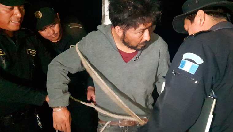 Denis Alberto Fuentes, señalado de estafa, fue entregado a agentes de la Policía Nacional Civil. (Foto Prensa Libre: Whitmer Barrera).