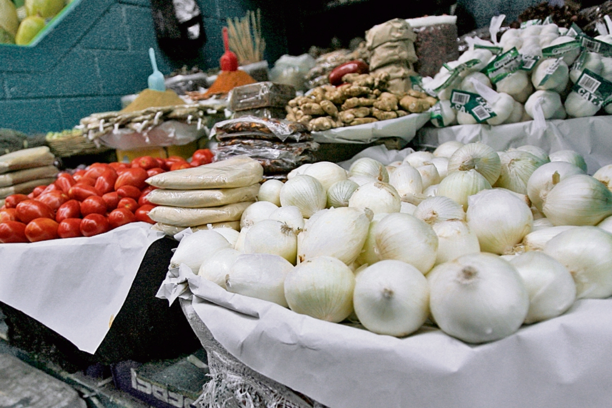 El quintal de cebolla se cotizó hasta los Q400, en febrero pasado, en el mercado. (Foto Prensa Libre: Saul Martinez)