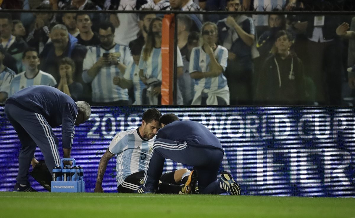 Fernando Gago es atendido por los médicos, en el juego entre Argentina y Perú. (Foto Prensa Libre: AP)