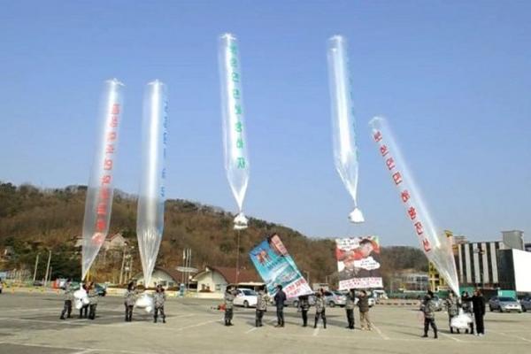 Corea del Sur envía en globos a sus vecinos información sobre las violaciones de derechos humanos en Corea del Norte. (Foto Prensa Libre: AFP)