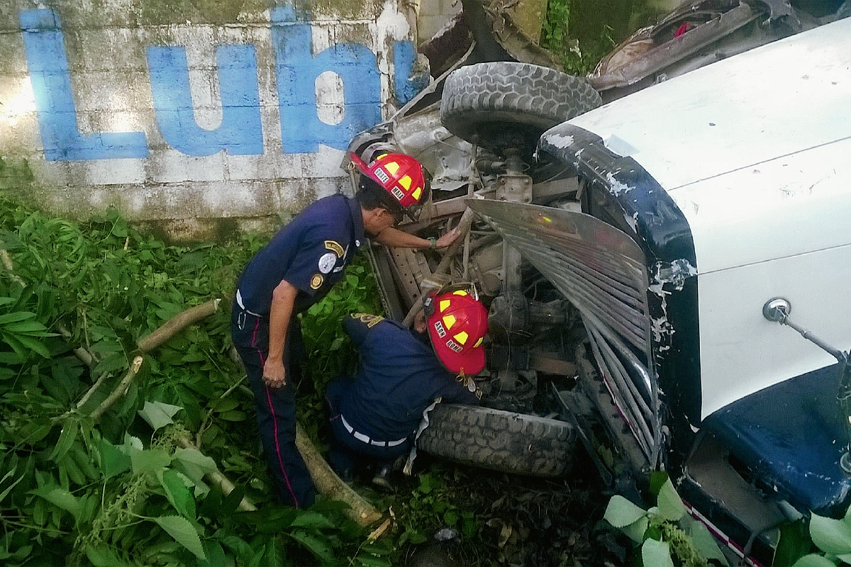 socorristas  utilizaron  equipo hidráulico para rescatar a las personas que quedaron entre la estructura de los vehículos involucrados en el accidente. (Foto Prensa Libre: Melvin Jacinto)