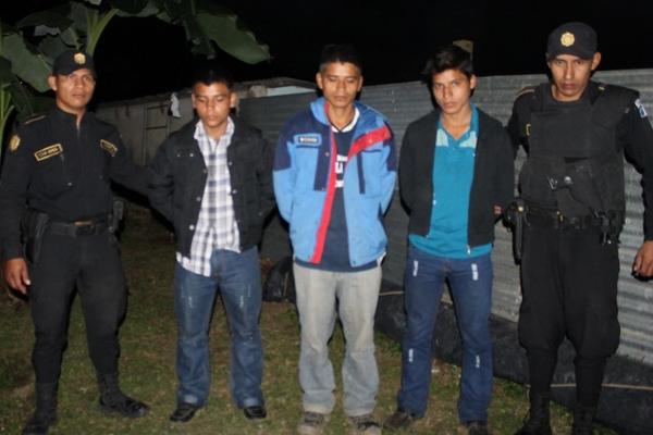 Tres de los capturados en La Unión, Zacapa, por ser presuntos integrantes de la banda "Los Sanguinarios" (Foto Prensa Libre: Julio César Vargas)