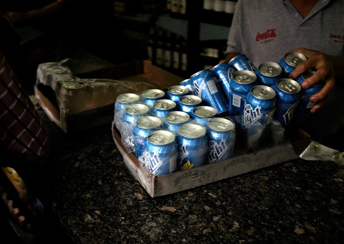 Cervecería Polar paralizó la producción de cerveza en su fábrica de Carabobo, debido a la escasez de materia primera. (Foto Prensa Libre: AP)