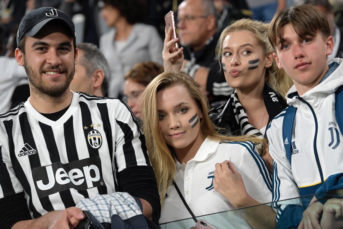 Los aficionados de la Juventus de Turín apoyaron todo el partido durante el encuentro de su equipo contra el Olympiacos de Grecia. (Foto Prensa Libre: AFP)