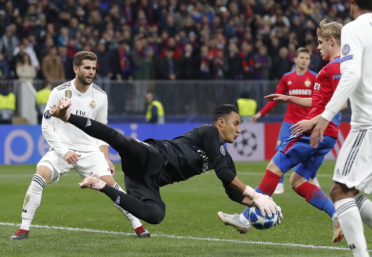 Keylor Navas, en acción, durante el juego entre Real Madrid y CSKA Moscú. (Foto Prensa Libre: EFE)