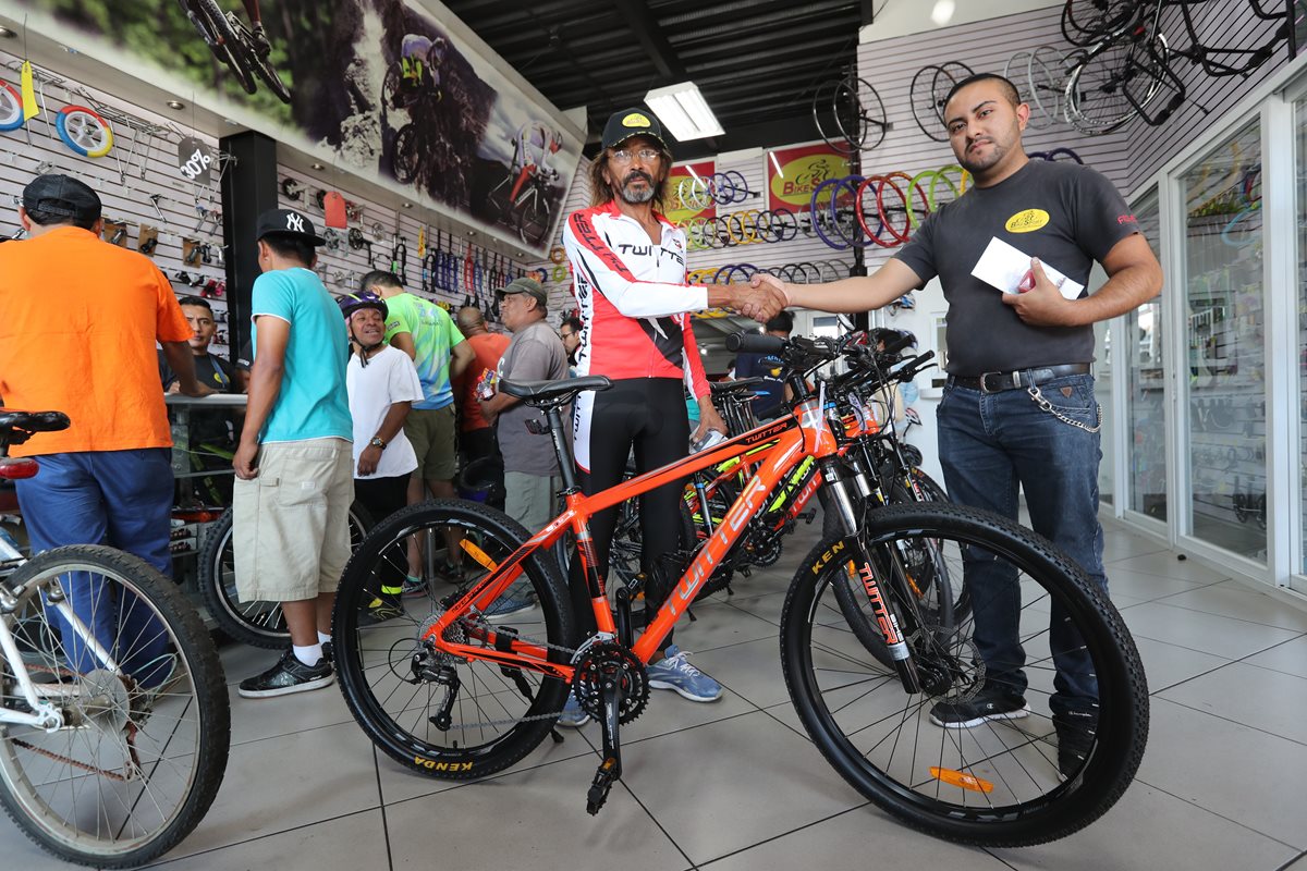Antonio Paduá recibe la bicicleta que le obsequió la tienda Bike Sport luego del robo del que fue víctima en Patulul. Paduá aún confía en que aparezcan sus pertenencias. (Foto Prensa Libre: Érick Ávila)
