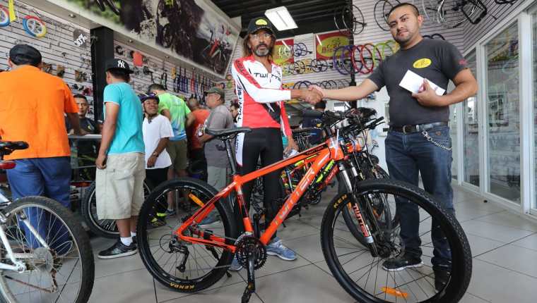 Antonio Paduá recibe la bicicleta que le obsequió la tienda Bike Sport luego del robo del que fue víctima en Patulul. Paduá aún confía en que aparezcan sus pertenencias. (Foto Prensa Libre: Érick Ávila)