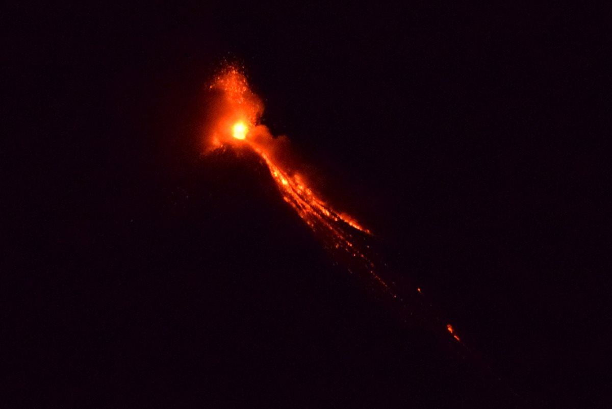 Flujos incandescentes de lava se registran en el Volcán de Fuego. (Foto Prensa Libre: Enrique Paredes)