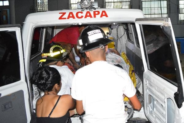 Bomberos ingresan al hospital a Carlos Javier Graves Castañeda. (Foto Prensa Libre: Julio Vargas)